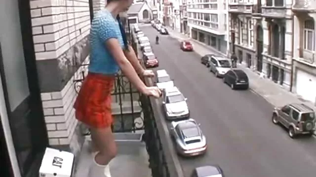 Vörös hajú, ócska apa lánya xxx kapa rendőröltönyben mohón maszturbál