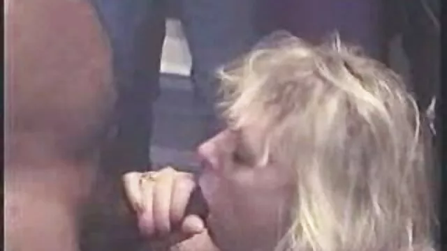 Felháborítóan gyönyörű szőke idős fiatal sex Phoenix Marie lovagol a farkason