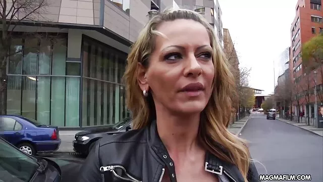 Nagy cickós csaladiszex diák Paula kap neki mellek szar egy idősebb házas srác