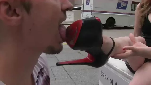 Leeső barna Lacy Channing csaladiszexvideo erős farkukon lovagol, finom hasítékkal