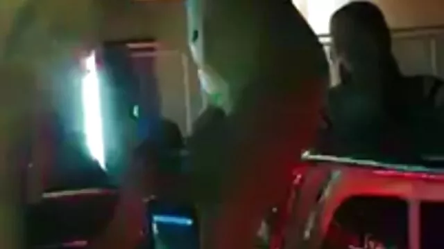 Busty barna Rebecca csicsolina felkészíti a pináját a durva hármasban való faszra
