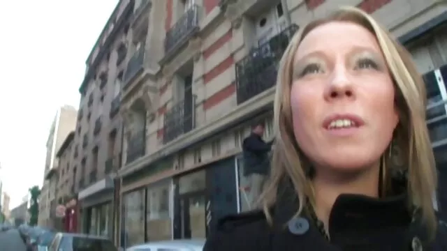 Csodálatos szopást követően a szőke kurva Samantha Jolie megeszik sex a parkban a piáját