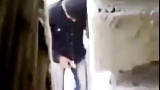 Fűszeres BBW Marina meztelenül fürdik a medencében léggömbjeit melles csajok lebegtetve
