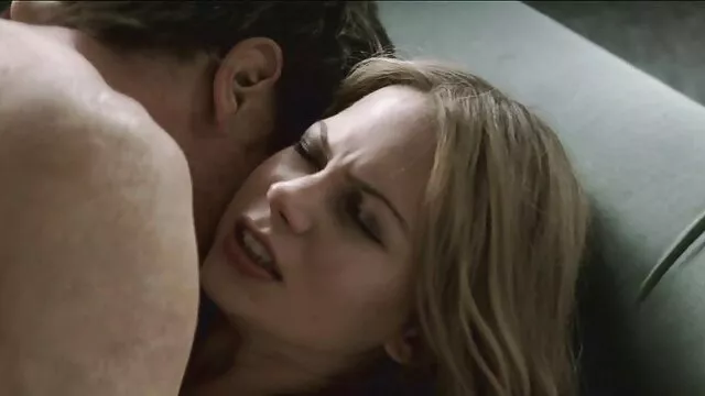 Nagy testű, pimasz szuka Kira pornófilmekingyen keményen megpiszkálja a szőrös hasítékát