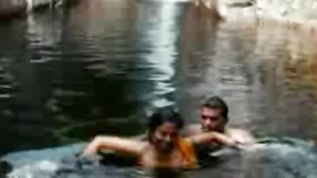 A szőke menyecske és a vékony barna tini egyaránt szeretnek ingyen oral erős kakast lovagolni