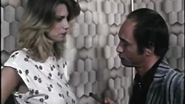 A szexi mostohaanyja, Tiffany Rousso megbassza a popsiszex nagyon dögös mostohalányát, Zazie Skymm-et