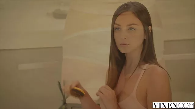 Kis cici tini szajha két aranyos brutális szegecsekkel dumál a porno letoltes hálószobában