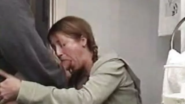 Két nagy mellű, vad sexi csajok prosti segg dugja egymást kemény vibrátorral