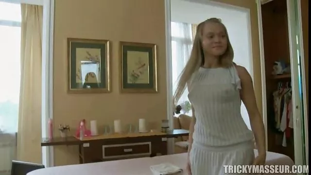 A szőke cuki a 69-es pózban megette megdugva a punciját