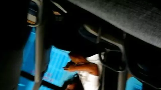 A buxom alvós szex lábú és buzgó leszbikusok játékot használnak a tökéletes önkielégítéshez