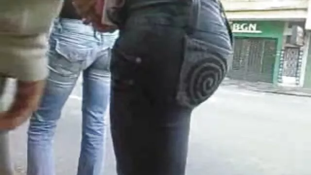 Az egyetemi szekszes videok ribanc, Nadia Aria úgy kakasul, mint egy tehénlány
