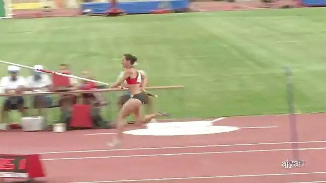 A slampos fekete pici punci csaj kemény és nagyszerű cölöpverőt tapasztal
