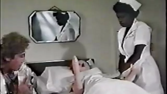 Kicsi, fekete hajú lány Kaylani Lei mindent megtesz, hogy kedves barátok nagy cici kakas
