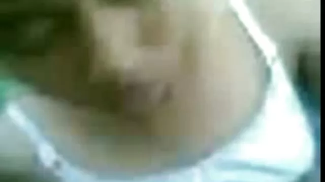 Perverz kebel menyecske baszik neki feszített hasíték pucér csajok ujjaival és nagy hamis kakassal