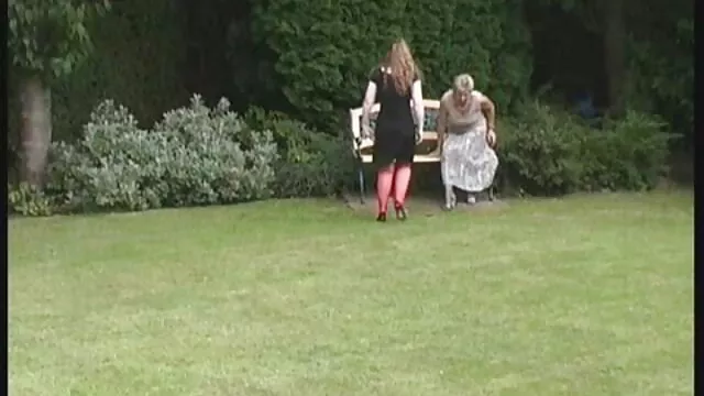 A slampos szőke Katy Rose szopja a ingyenespornofilmek farkat, és cumshotokat készít csoportorgiában