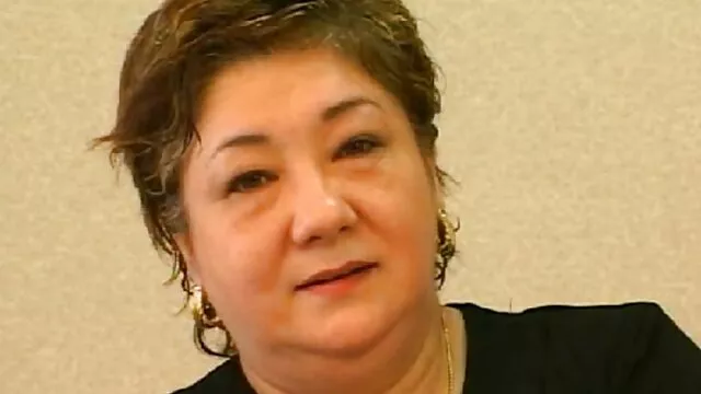 A ingyensex haver kutyus stílusban elemzi az egyik púpos szőke menyecske