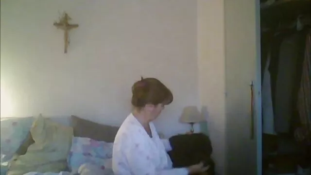 A szexi ingyen pina szőke szuka Emma Mae fantasztikus kutyus pózban volt a piros kanapén