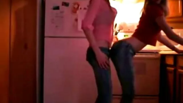 A slampos lány csupasz csajok Daisy Summers masszív farkat szop, aki kilóg a dicsőség lyukából