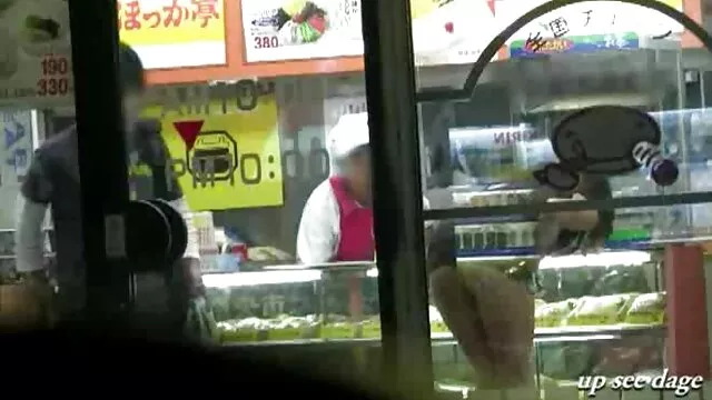 Hussy jadu bozontos hunszeksz szőrös puncival keményre csavarják a konyhában