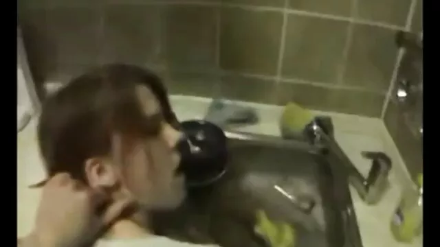 Az elkényeztetett kurva, Abigail Mac és csúnya barátnője egy kemény farkukon osztoznak hátulról baszás