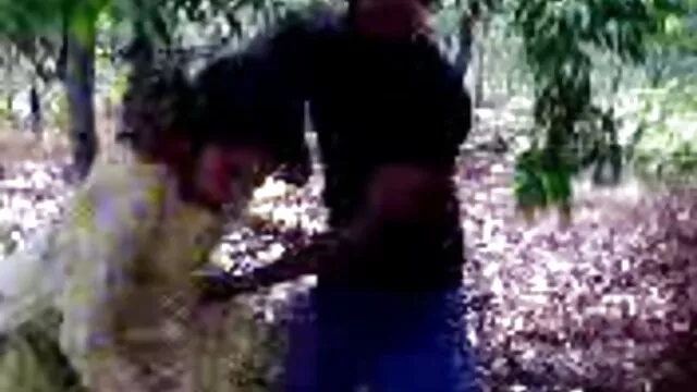 Fekete dawg meghívta fehér haverját, hogy potnofilmek dugja meg keményen a nagy szamárnőjét