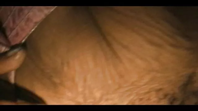 Fiatal tapasztalatlan kapa ad egy fejet, hogy latin puncik kemény kakas pov szex jelenetben