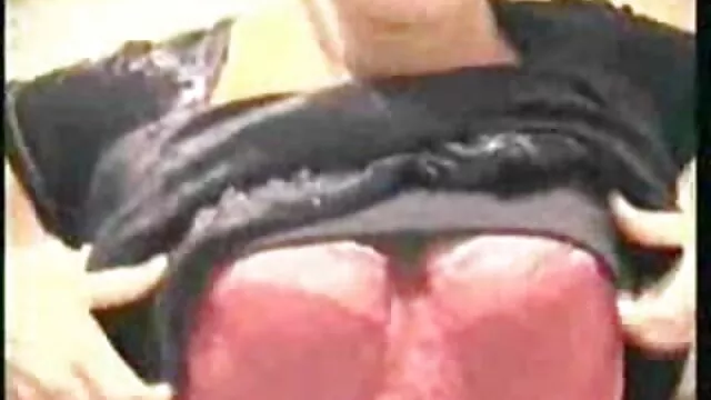 Két leszbikus kurva Jodi West és Heather Starlet puncikat eszik a amator sex videok kanapén