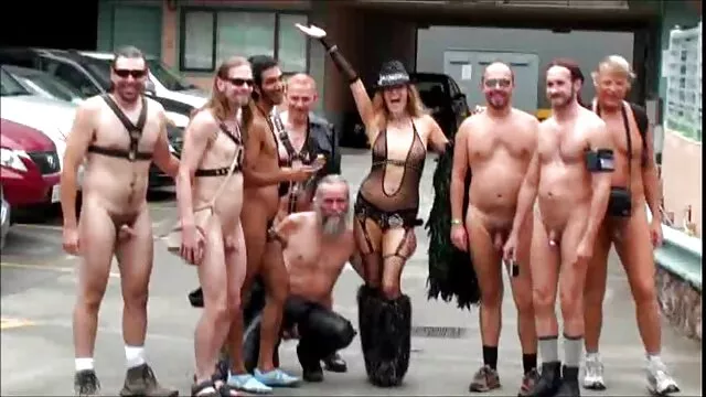 Az elegáns mellkas, szőke Bridgette B segg dugás megvadul egy kemény és lédús donggal