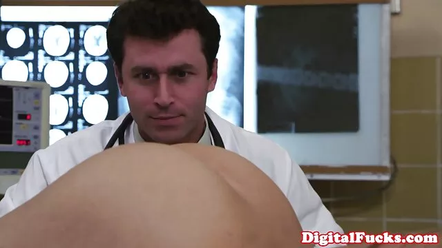 A fiatal és nagy spriccelések aranyos szőke Nicole Ray szívás, mint egy profi