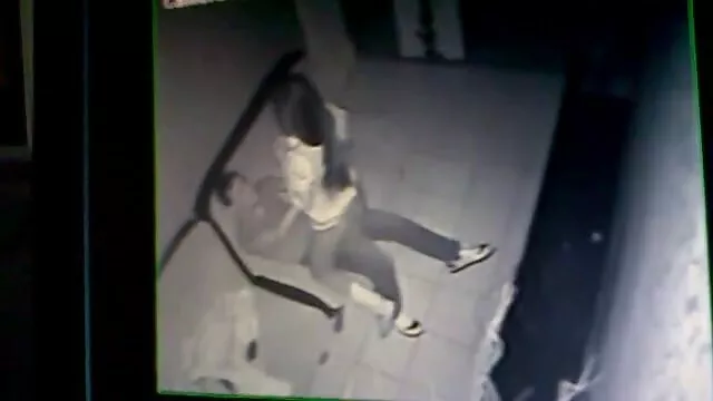 Az érzéki barna Jennifer Dark két nagy seggű pornó kakasnak örül